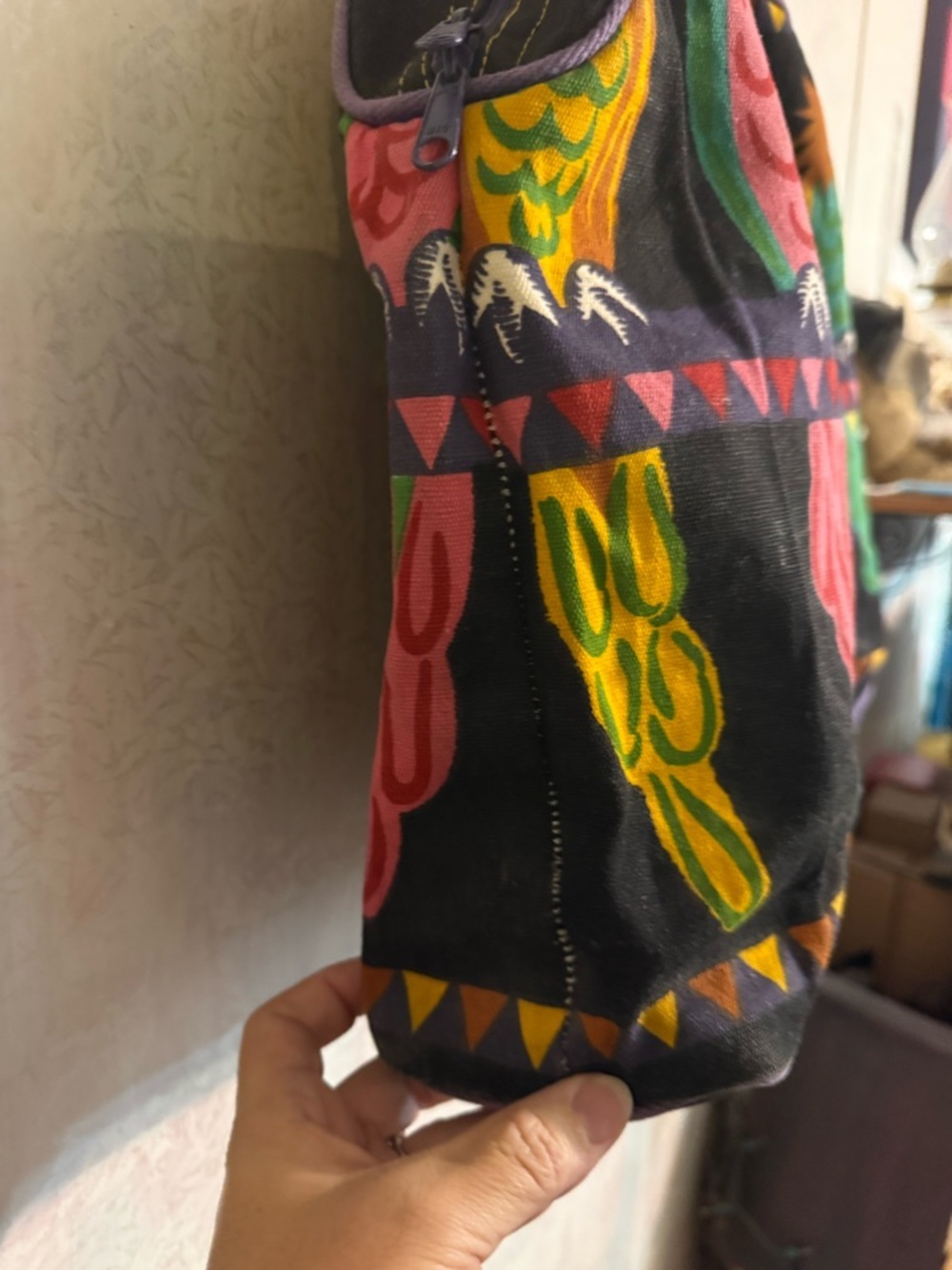 Source Unknown Black Travel Bag with Multicolor Parrot Print, Lg Weekender Bag - Picture 4 of 11